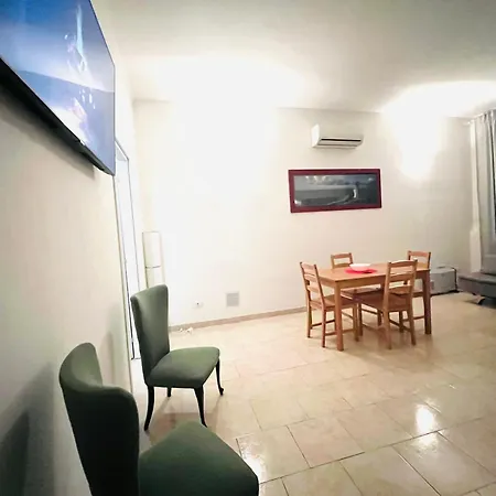 Very Close To The Red Metro Apartment *